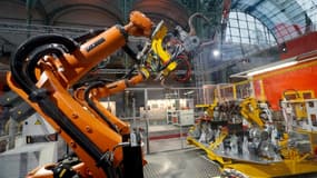 Un bras robotique lors d'une exposition sur l'industrie au Grand Palais à Paris, le 22 novembre 2018.