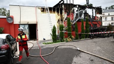 Les secours sur les lieux de l'incendie du gîte de Wintzenheim, dans le Haut-Rhin, le 9 août 2023
