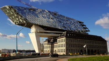 Ce bâtiment surplombant magistralement une ancienne caserne de pompiers est le nouveau quartier général des autorités du port d'Anvers (Belgique). Une manière unique de concilier l'ancien et le moderne, qui s'élève à 46 mètres de haut et abrite 16.400 m² de locaux. Les facettes font référence au commerce du diamant, spécificité historique du lieu.