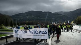 Manifestation à Crolles, en Isère, le 1er avril 2023, contre "l'accaparement" de l'eau devant le site de production de semi-conducteurs de STMicroelectronics 