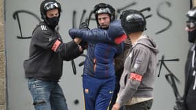 Un homme arrêté par la police, à Nantes, lors d'une manifestation contre la loi Travail, le 17 mai 2016. 