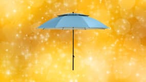 Proposé en différents coloris, ce parasol est idéal pour affronter l'été qui s'annonce (très) chaud