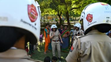 Des policières d'une unité spéciale uniquement composée de femmes patrouillent le 14 juin 2017 dans la ville de Jaipur (nord-ouest de l'Inde) pour lutter contre les violences faites aux femmes