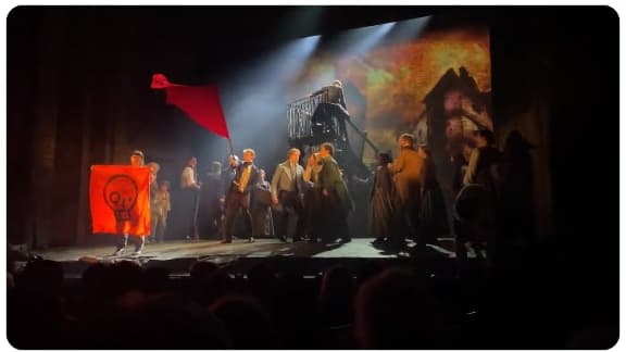 Des militants écologistes de Just Stop Oil interrompent une représentation des Misérables à Londres (Royaume-Uni) le 4 octobre 2023.