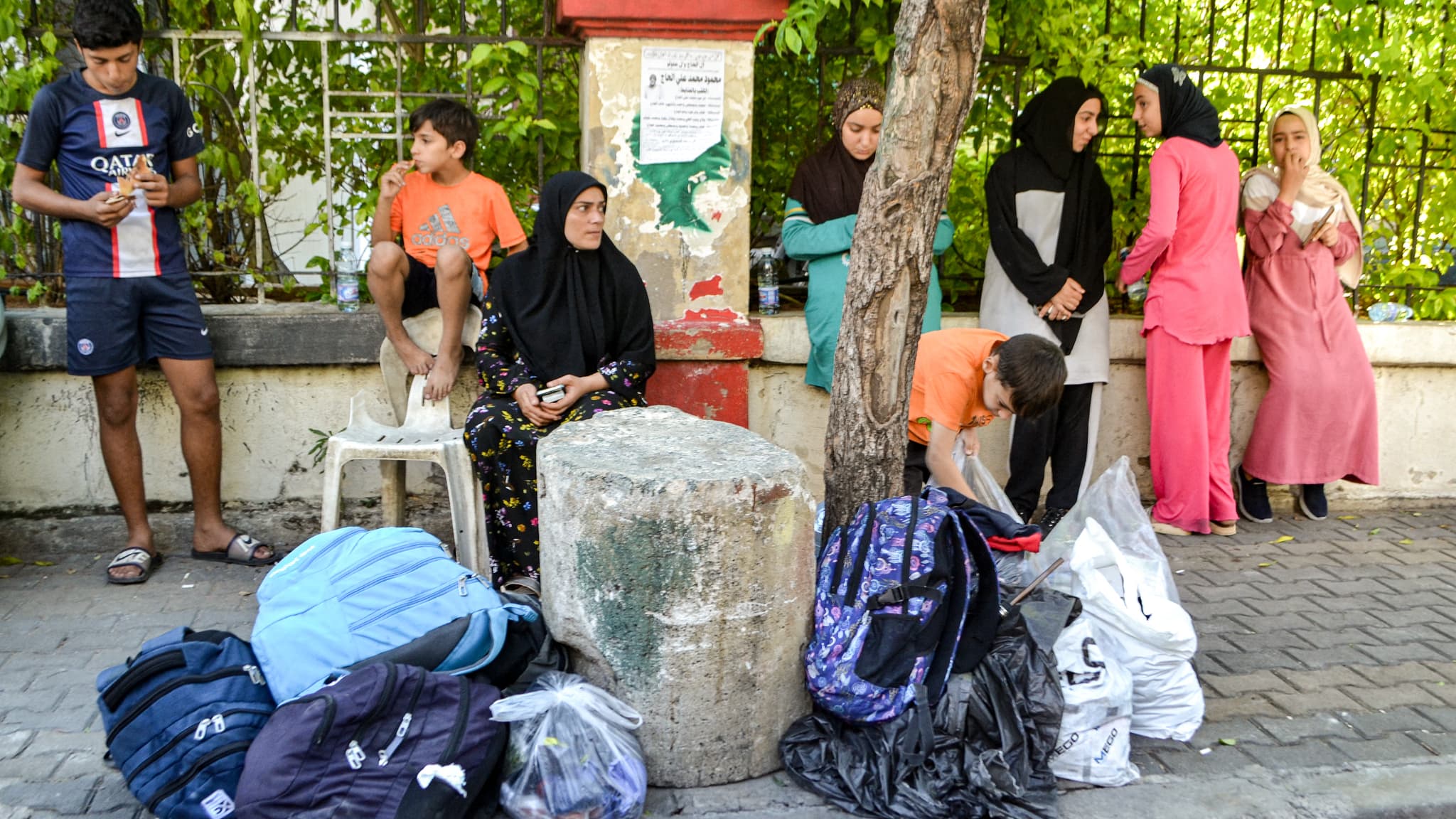 Des personnes déplacées du Sud-Liban par le conflit attendent devant un centre d'accueil temporaire dans la ville de Tripoli, au nord du pays, le 25 septembre 2024.