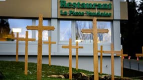 Un faux cimetière installé devant le siège de l'Association des propriétaires de cafés, restaurants et hôtels, le 13 janvier 2021 à Lausanne, en Suisse