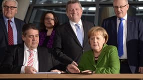 Angela Merkel aux côtés de Sigmar Gabriel, le chef du SPD, à la signature du projet de coalition le 27 novembre à Berlin.