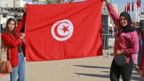 Des Tunisiennes marquent l'anniversaire de la Révolution tunisienne, le 17 décembre 2021, à Sidid Bouzid (centre-est de la Tunisie)