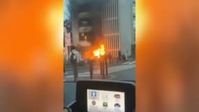 Une poubelle en feu devant le lycée Gustave-Eiffel de Cachan (Val-de-Marne) le mardi 5 mars 2024, lors d'un blocus des lycées.