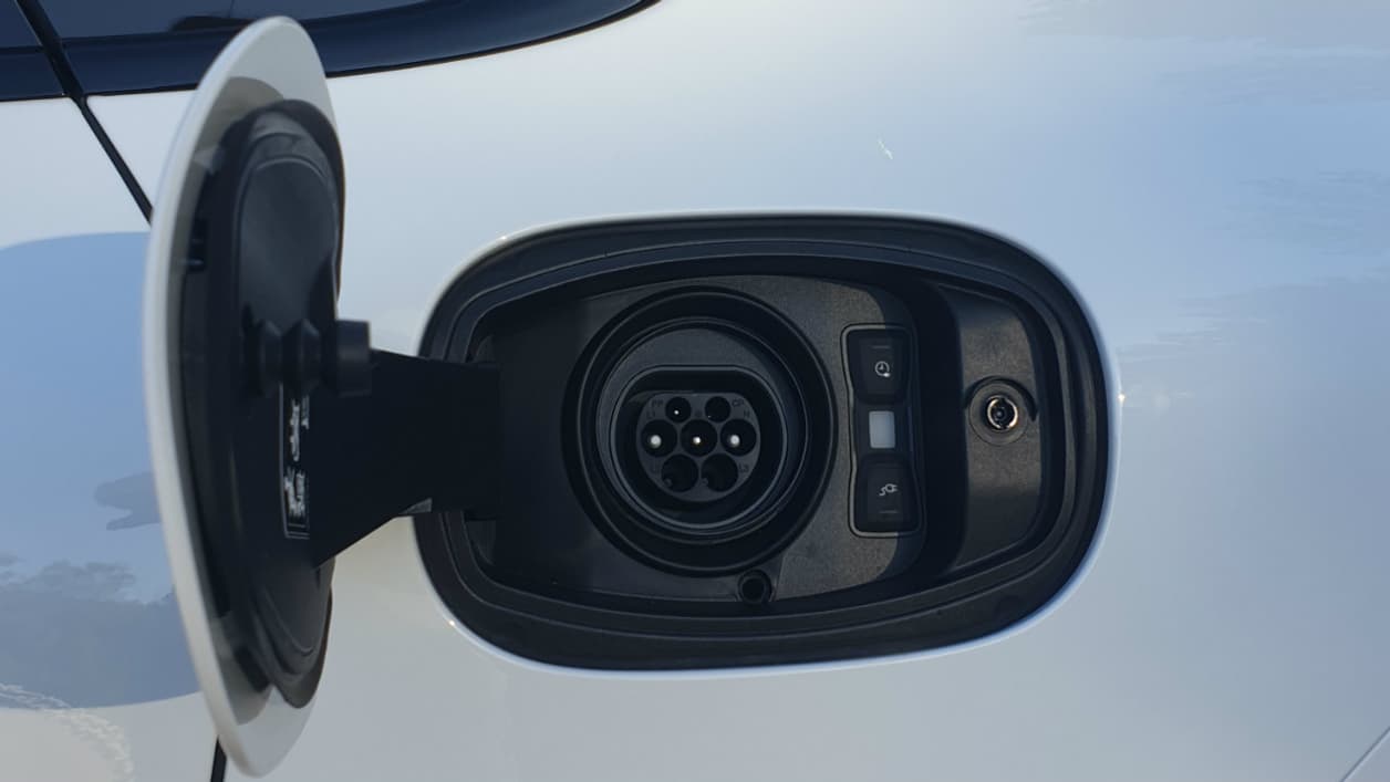 Le "bon côté" du Cayenne e-Hybrid coupé, celui avec la prise de recharge électrique.