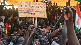 Manifestation devant le Niger et la base aérienne française pour exiger le départ de l'armée française du Niger, à Niamey le 16 septembre 2023.