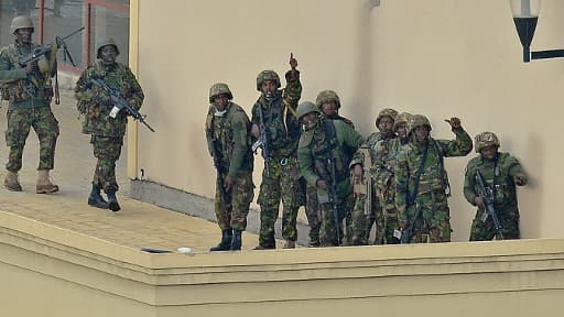 L'attaque finale: des soldats kényans, se préparant, sur le toit du centre commercial, à achever le ratissage des lieux.