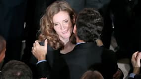 Nicolas Sarkozy embrasse Nathalie Koscisuko-Morizet lors du meeting de cette dernière, lundi à Paris.