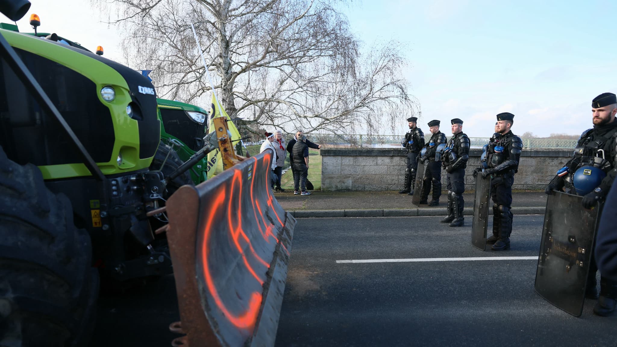 Les agriculteurs bloqués dans le Loiret, ce mercredi. 