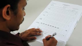 Décompte des voix aux Abymes après la fermeture des bureaux de vote à la Guadeloupe. François Hollande est arrivé largement en tête au premier tour de l'élection présidentielle dans les départements d'Amérique (Guyane, Guadeloupe, Martinique), obtenant pr