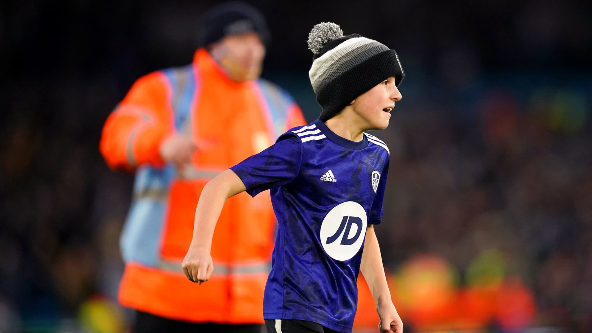 Ce dimanche, plusieurs enfants sont entrés sur le terrain d'Elland Road après le coup de sifflet final. Ce dimanche, plusieurs enfants sont entrés sur le terrain d'Elland Road après le coup de sifflet final.