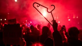 Un manifestant brandit un cintre lors du rassemblement à Varsovie contre la quasi-interdiction de l'avortement en Pologne, le 28 janvier 2021