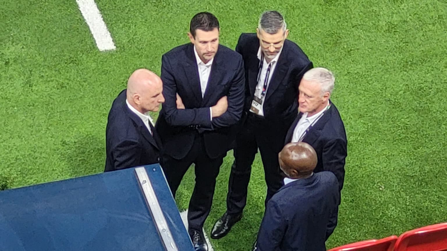 William Gallas avec le staff des Bleus