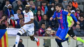 Victor Osimhen face à Gerard Piqué lors de Barça-Naples en Ligue Europa, le 17 février 2022