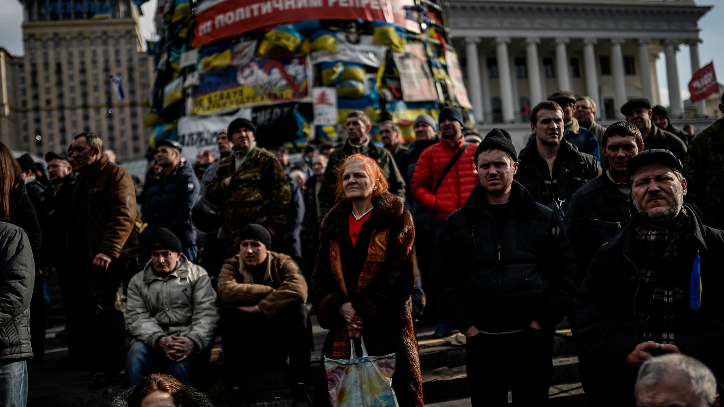 Des manifestants attendent sur la place Maïdan, vendredi 21 février. Des manifestants attendent sur la place Maïdan, vendredi 21 février.