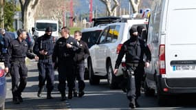 Des gendarmes du GIGN devant le Super U de Trèbes vendredi 23 mars 2018