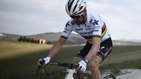 Julian Alaphilippe lors des Strade Bianche à Sienne, le 5 mars 2022 
