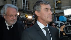 L'ancien ministre du Budget Jérôme Cahuzac (d) et son avocat Jean-Alain Michel quittent le tribunal de Paris le 8 février 2016
