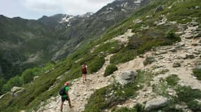 Des randonneurs marchent sur le sentier de randonnée GR 20 près de Ghisoni, sur l'île méditerranéenne française de Corse, le 26 mai 2022.