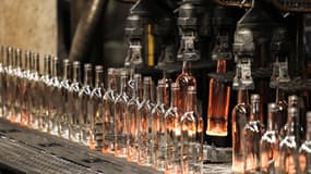 Production de bouteilles en verre à la Verrerie d'Albi à Saint-Juery, dans le Tarn.
