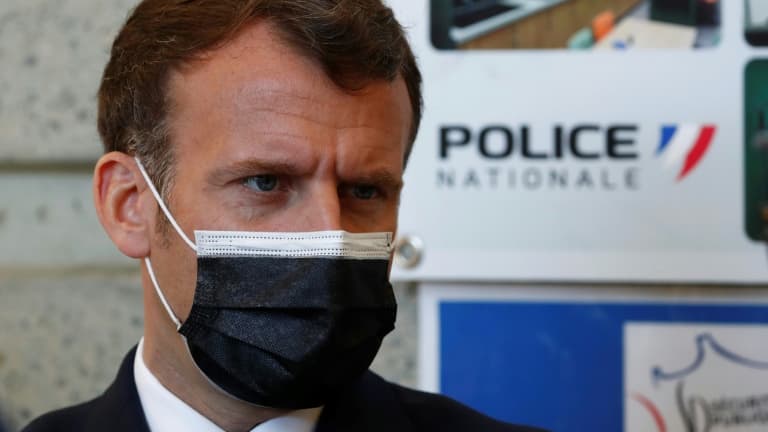 Emmanuel Macron lors d'une visite à l'hôtel de police de Montpellier le 19 avril 2021