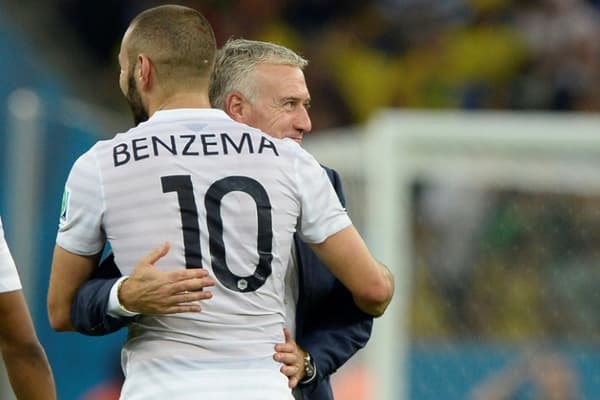 Didier Deschamps enlace Karim Benzema le 25 juin 2014 après le match de Coupe du monde France-Equateur au Maracana de Rio de Janeiro 