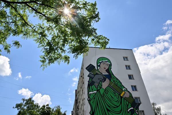 This photo shows a mural created by the Kailas-V creative group, depicting a symbolic Madonna holding an anti-tank missile, inspired by the project. 