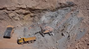 Des engins de la société minière tadjiko-chinoise Talco Gold, extraient de l'antimoine dans des carrières à ciel ouvert à la mine de Saritag, dans l'ouest du Tadjikistan, le 26 août 2025. 
