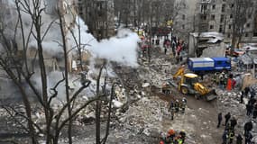 Des secouristes ukrainiens dégagent les débris sur le site d'une attaque de missiles à Kharkiv, le 23 janvier 2024.