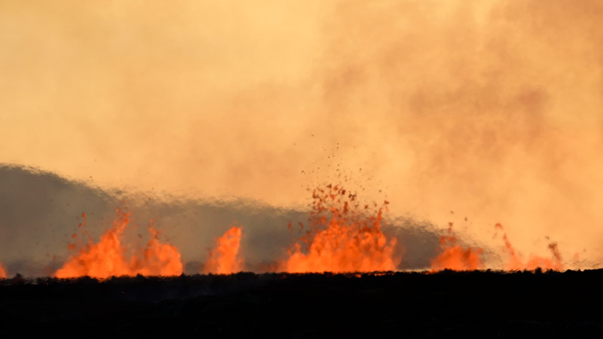 La lave s'approche de la ville de Grindavik, le 14 janvier 2024.