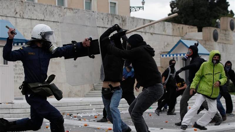 Heurts entre lycéens et forces de l'ordre à Athènes, où ces violences ont éclaté en marge d'un défilé de plusieurs centaines de personnes qui commémoraient la mort d'un jeune manifestant tué par la police en 2008. /Photo prise le 6 décembre 2011/REUTERS/J