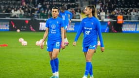 Kenza Dali et Maëlle Lakrar avec l'équipe de France féminine en 2023.