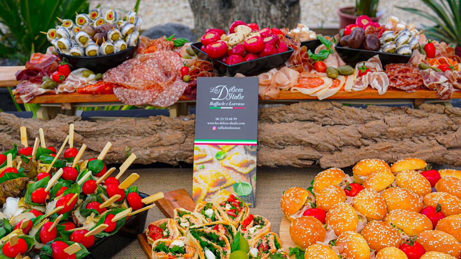 Sur demande, l’équipe assure des prestations de traiteur pour sublimer vos réceptions. Sur demande, l’équipe assure des prestations de traiteur pour sublimer vos réceptions.