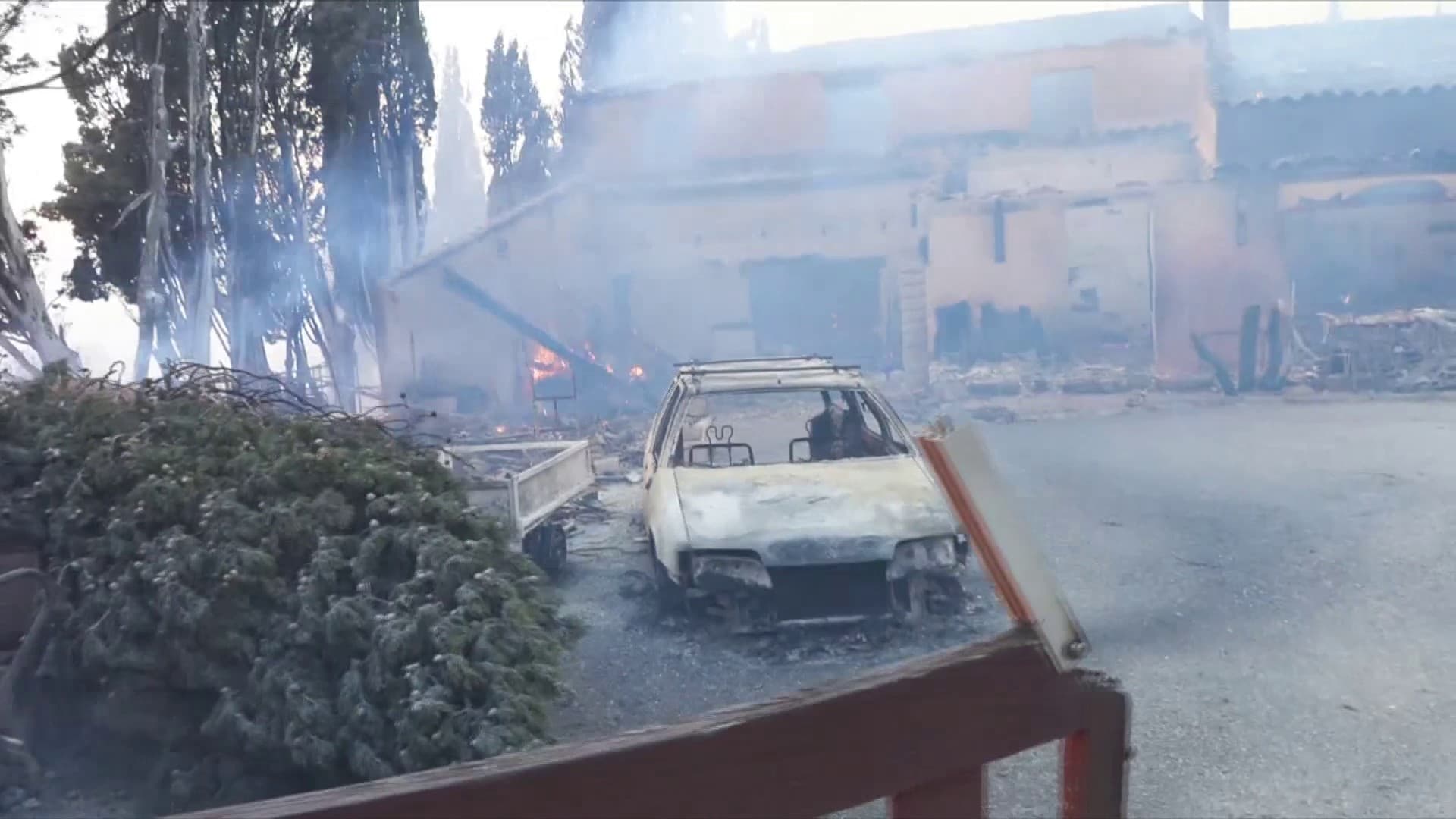 Une maison entièrement détruite par un violent incendie à Saint-Laurent-de-la-Cabrerisse (Aude) le mercredi 6 août 2025.