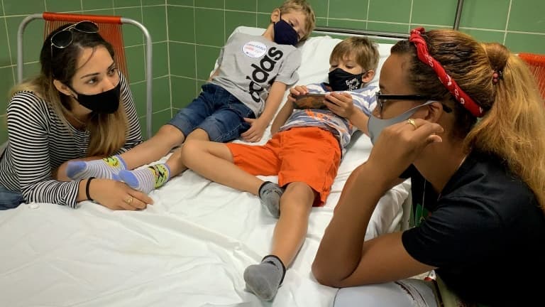 Des enfants en observation après avoir été vaccinés contre le Covid-19.