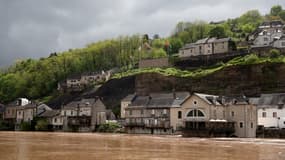 Cette photographie montre la rivière « la Vézère » en crue à Terrason-Lavilledieu, dans le sud-ouest de la France, le 21 avril 2025.