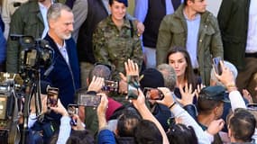 Le roi et la reine d'Espagne, Felipe VI et Letizia, le 19 novembre 2024, à Chiva commune de la région de Valence parmi les plus touchées par les inondations du 29 octobre.