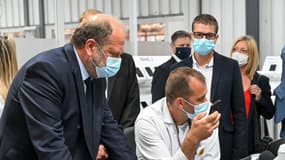 Le ministre de la Justice, Éric Dupond-Moretti, assiste à une démonstration du "téléphone grave danger", le 19 juillet 2021.