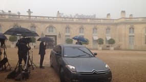 Pluie battante sur Paris juste avant la conférence de presse de François Hollande. 