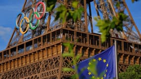 La Tour Eiffel avec les anneaux olympiques et le drapeau européen, 21 juillet 2024