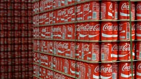 Un stock de canettes de Coca Cola dans l'usine française de Grigny (Ile-de-France)
