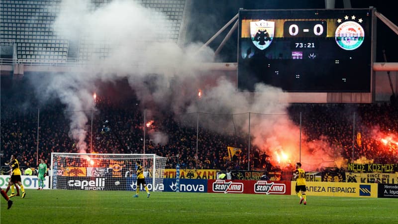 Les supporters de l'AEK Athènes lors du duel contre l'Olympiacos