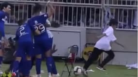 Bafé Gomis effraie un ramasseur de balle avec sa célébration panthère 