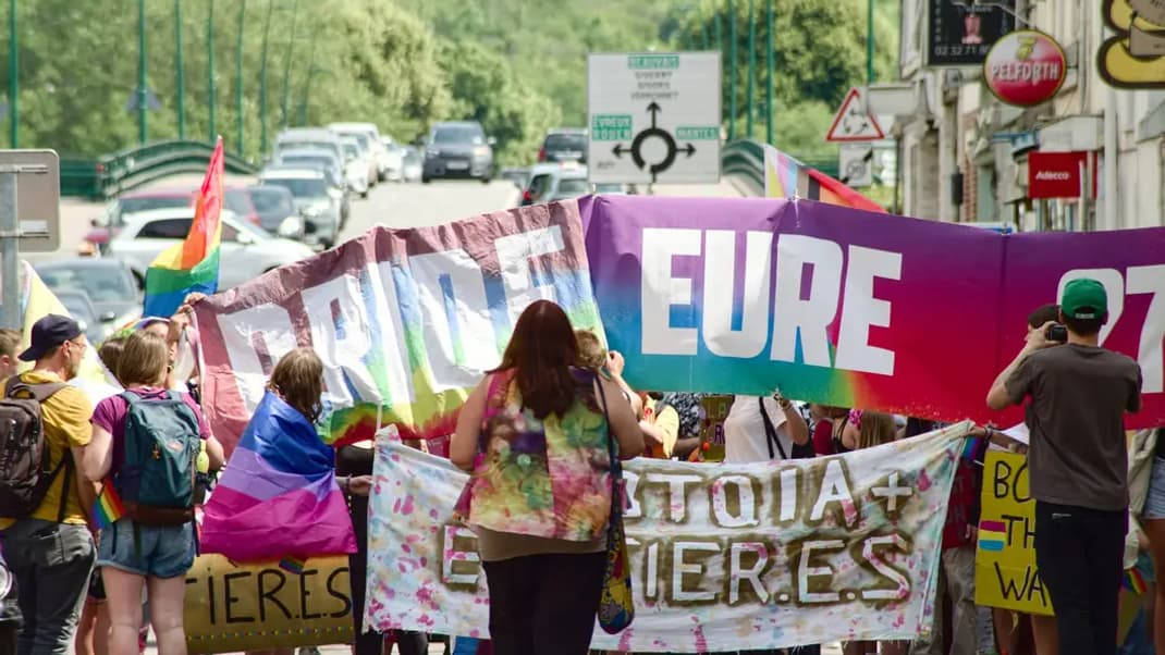 Des personnes participant à la première "pride de l'Eure", à Vernon, le 10 juin 2022.