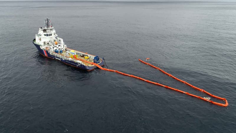 Le navire BSAA Argonaute en train d'installer un barrage anti-pollution dans la zone où a coulé le cargo italien Grande America, le 19 mars 2019.